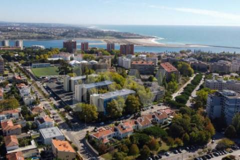 Elegante Moradia T5 nos Pinhais da Foz - Áreas Amplas e Construção de Qualidade