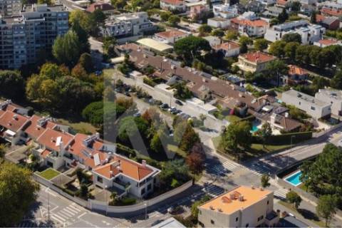 Elegante Moradia T5 nos Pinhais da Foz - Áreas Amplas e Construção de Qualidade