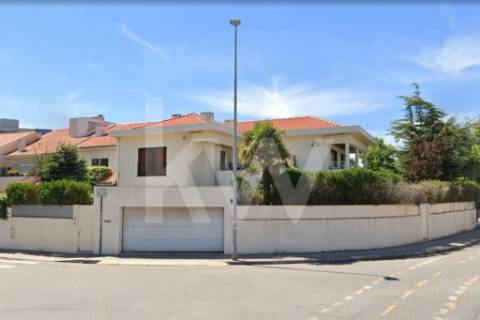 Elegante Moradia T5 nos Pinhais da Foz - Áreas Amplas e Construção de Qualidade