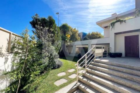 Elegante Moradia T5 nos Pinhais da Foz - Áreas Amplas e Construção de Qualidade