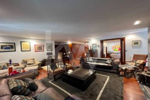 Elegante Moradia T5 nos Pinhais da Foz - Áreas Amplas e Construção de Qualidade