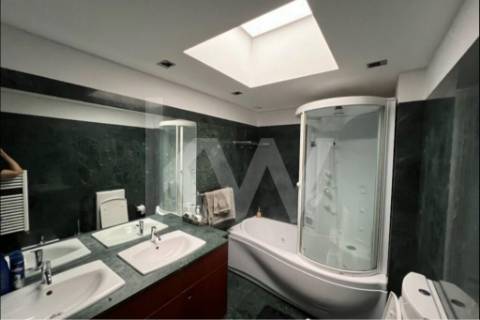 Elegante Moradia T5 nos Pinhais da Foz - Áreas Amplas e Construção de Qualidade