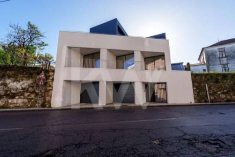 ARRENDAMENTO DE IMPONENTE MORADIA NOVA COM 3 SUITES, LOCALIZADA NO CENTRO DE OLIVEIRA DE AZEMÉIS