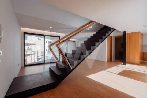 ARRENDAMENTO DE IMPONENTE MORADIA NOVA COM 3 SUITES, LOCALIZADA NO CENTRO DE OLIVEIRA DE AZEMÉIS