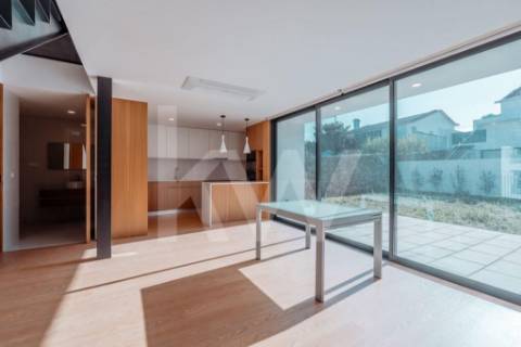 ARRENDAMENTO DE IMPONENTE MORADIA NOVA COM 3 SUITES, LOCALIZADA NO CENTRO DE OLIVEIRA DE AZEMÉIS