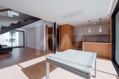 ARRENDAMENTO DE IMPONENTE MORADIA NOVA COM 3 SUITES, LOCALIZADA NO CENTRO DE OLIVEIRA DE AZEMÉIS