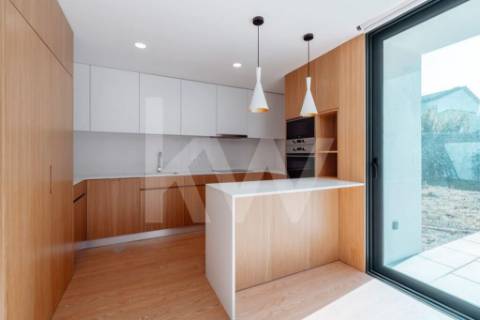 ARRENDAMENTO DE IMPONENTE MORADIA NOVA COM 3 SUITES, LOCALIZADA NO CENTRO DE OLIVEIRA DE AZEMÉIS