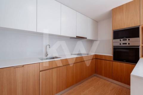 ARRENDAMENTO DE IMPONENTE MORADIA NOVA COM 3 SUITES, LOCALIZADA NO CENTRO DE OLIVEIRA DE AZEMÉIS