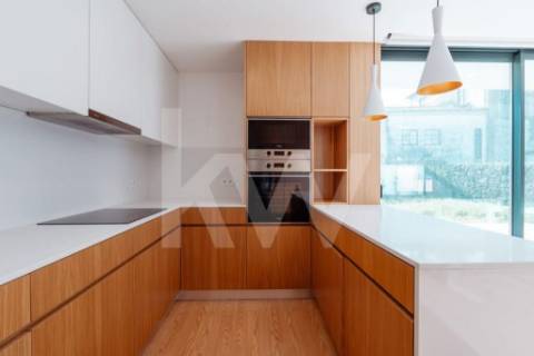 ARRENDAMENTO DE IMPONENTE MORADIA NOVA COM 3 SUITES, LOCALIZADA NO CENTRO DE OLIVEIRA DE AZEMÉIS