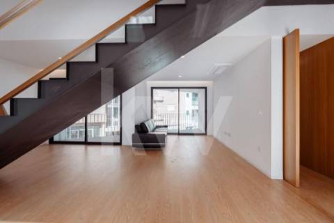 ARRENDAMENTO DE IMPONENTE MORADIA NOVA COM 3 SUITES, LOCALIZADA NO CENTRO DE OLIVEIRA DE AZEMÉIS