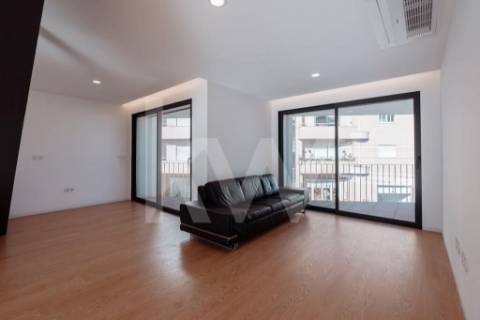 ARRENDAMENTO DE IMPONENTE MORADIA NOVA COM 3 SUITES, LOCALIZADA NO CENTRO DE OLIVEIRA DE AZEMÉIS