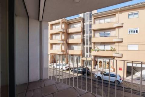 ARRENDAMENTO DE IMPONENTE MORADIA NOVA COM 3 SUITES, LOCALIZADA NO CENTRO DE OLIVEIRA DE AZEMÉIS