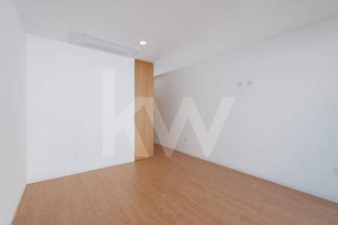 ARRENDAMENTO DE IMPONENTE MORADIA NOVA COM 3 SUITES, LOCALIZADA NO CENTRO DE OLIVEIRA DE AZEMÉIS