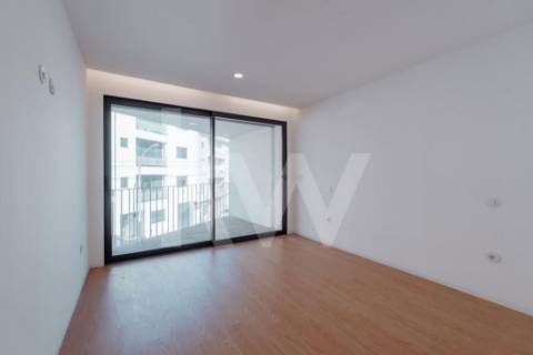 ARRENDAMENTO DE IMPONENTE MORADIA NOVA COM 3 SUITES, LOCALIZADA NO CENTRO DE OLIVEIRA DE AZEMÉIS