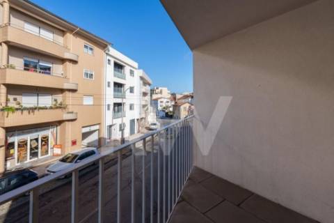 ARRENDAMENTO DE IMPONENTE MORADIA NOVA COM 3 SUITES, LOCALIZADA NO CENTRO DE OLIVEIRA DE AZEMÉIS