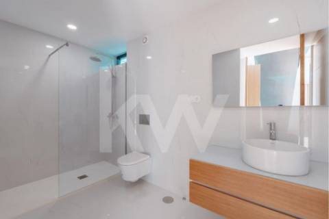 ARRENDAMENTO DE IMPONENTE MORADIA NOVA COM 3 SUITES, LOCALIZADA NO CENTRO DE OLIVEIRA DE AZEMÉIS