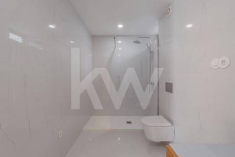 ARRENDAMENTO DE IMPONENTE MORADIA NOVA COM 3 SUITES, LOCALIZADA NO CENTRO DE OLIVEIRA DE AZEMÉIS