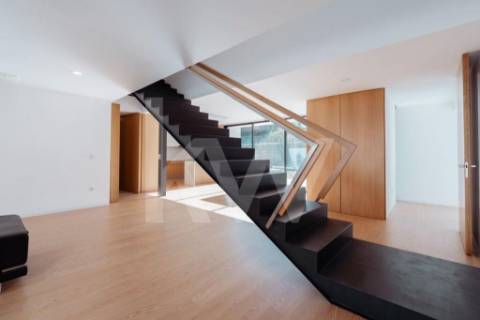 ARRENDAMENTO DE IMPONENTE MORADIA NOVA COM 3 SUITES, LOCALIZADA NO CENTRO DE OLIVEIRA DE AZEMÉIS