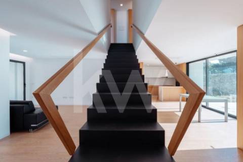 ARRENDAMENTO DE IMPONENTE MORADIA NOVA COM 3 SUITES, LOCALIZADA NO CENTRO DE OLIVEIRA DE AZEMÉIS