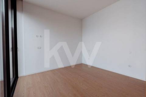 ARRENDAMENTO DE IMPONENTE MORADIA NOVA COM 3 SUITES, LOCALIZADA NO CENTRO DE OLIVEIRA DE AZEMÉIS