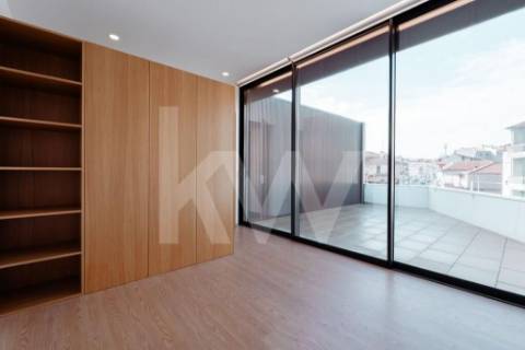 ARRENDAMENTO DE IMPONENTE MORADIA NOVA COM 3 SUITES, LOCALIZADA NO CENTRO DE OLIVEIRA DE AZEMÉIS