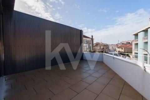 ARRENDAMENTO DE IMPONENTE MORADIA NOVA COM 3 SUITES, LOCALIZADA NO CENTRO DE OLIVEIRA DE AZEMÉIS