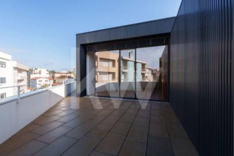 ARRENDAMENTO DE IMPONENTE MORADIA NOVA COM 3 SUITES, LOCALIZADA NO CENTRO DE OLIVEIRA DE AZEMÉIS