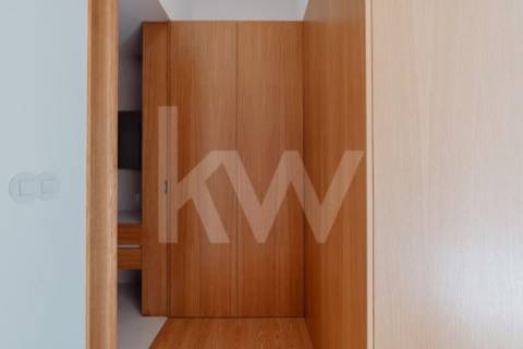 ARRENDAMENTO DE IMPONENTE MORADIA NOVA COM 3 SUITES, LOCALIZADA NO CENTRO DE OLIVEIRA DE AZEMÉIS