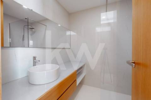 ARRENDAMENTO DE IMPONENTE MORADIA NOVA COM 3 SUITES, LOCALIZADA NO CENTRO DE OLIVEIRA DE AZEMÉIS