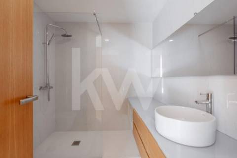 ARRENDAMENTO DE IMPONENTE MORADIA NOVA COM 3 SUITES, LOCALIZADA NO CENTRO DE OLIVEIRA DE AZEMÉIS