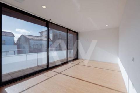 ARRENDAMENTO DE IMPONENTE MORADIA NOVA COM 3 SUITES, LOCALIZADA NO CENTRO DE OLIVEIRA DE AZEMÉIS