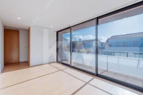 ARRENDAMENTO DE IMPONENTE MORADIA NOVA COM 3 SUITES, LOCALIZADA NO CENTRO DE OLIVEIRA DE AZEMÉIS