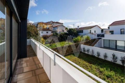 ARRENDAMENTO DE IMPONENTE MORADIA NOVA COM 3 SUITES, LOCALIZADA NO CENTRO DE OLIVEIRA DE AZEMÉIS