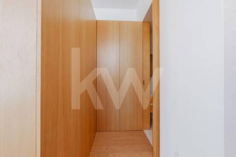 ARRENDAMENTO DE IMPONENTE MORADIA NOVA COM 3 SUITES, LOCALIZADA NO CENTRO DE OLIVEIRA DE AZEMÉIS