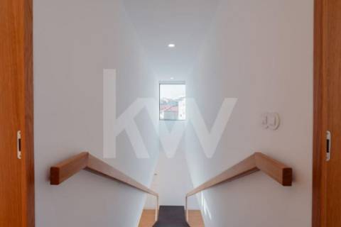 ARRENDAMENTO DE IMPONENTE MORADIA NOVA COM 3 SUITES, LOCALIZADA NO CENTRO DE OLIVEIRA DE AZEMÉIS