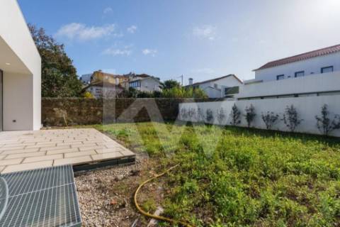 ARRENDAMENTO DE IMPONENTE MORADIA NOVA COM 3 SUITES, LOCALIZADA NO CENTRO DE OLIVEIRA DE AZEMÉIS