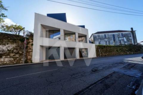 ARRENDAMENTO DE IMPONENTE MORADIA NOVA COM 3 SUITES, LOCALIZADA NO CENTRO DE OLIVEIRA DE AZEMÉIS