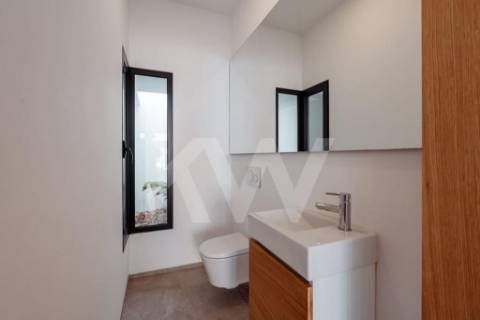 ARRENDAMENTO DE IMPONENTE MORADIA NOVA COM 3 SUITES, LOCALIZADA NO CENTRO DE OLIVEIRA DE AZEMÉIS