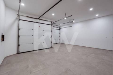 ARRENDAMENTO DE IMPONENTE MORADIA NOVA COM 3 SUITES, LOCALIZADA NO CENTRO DE OLIVEIRA DE AZEMÉIS