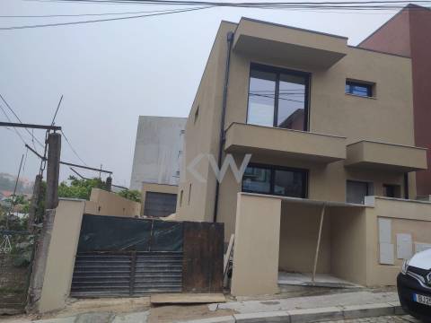 Moradia - T4 - 2 Pisos - Arquitetura Moderna - Venda - Guifões, Matosinhos - Porto