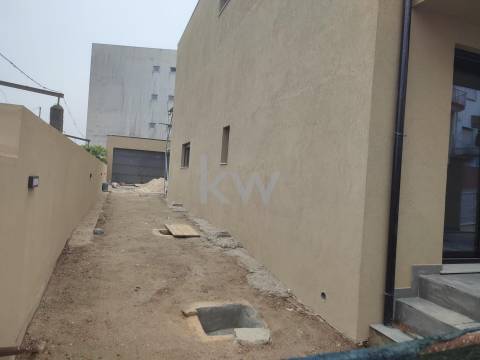 Moradia - T4 - 2 Pisos - Arquitetura Moderna - Venda - Guifões, Matosinhos - Porto