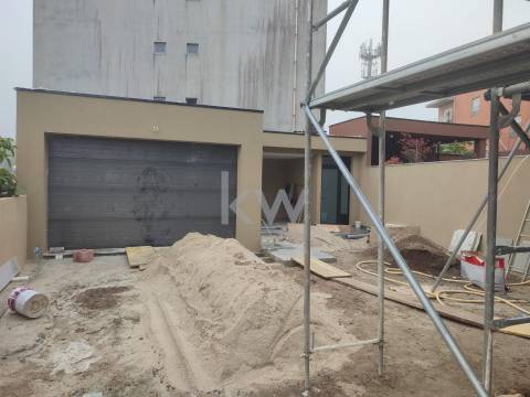 Moradia - T4 - 2 Pisos - Arquitetura Moderna - Venda - Guifões, Matosinhos - Porto