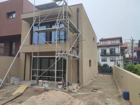 Moradia - T4 - 2 Pisos - Arquitetura Moderna - Venda - Guifões, Matosinhos - Porto