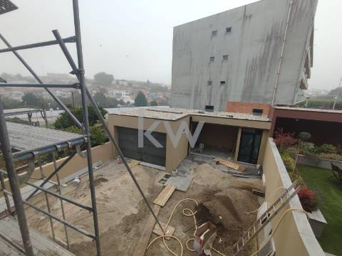 Moradia - T4 - 2 Pisos - Arquitetura Moderna - Venda - Guifões, Matosinhos - Porto