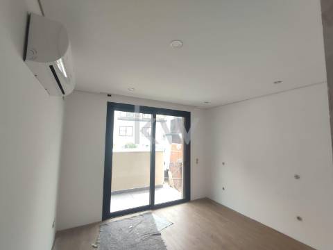 Moradia - T4 - 2 Pisos - Arquitetura Moderna - Venda - Guifões, Matosinhos - Porto