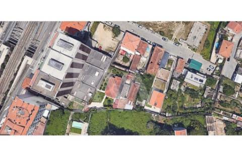 PRÉDIOS EM PROPRIEDADE TOTAL, PARA CONVERSÃO EM 10 APARTAMENTOS T1 (VILA NOVA DE GAIA)