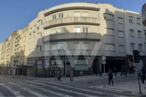 Apartamento T6, remodelado, com excelente vista panorâmica, sobre a rua Santa Catarina no Porto