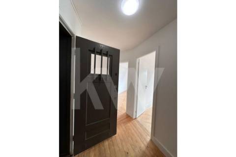 Apartamento T6, remodelado, com excelente vista panorâmica, sobre a rua Santa Catarina no Porto