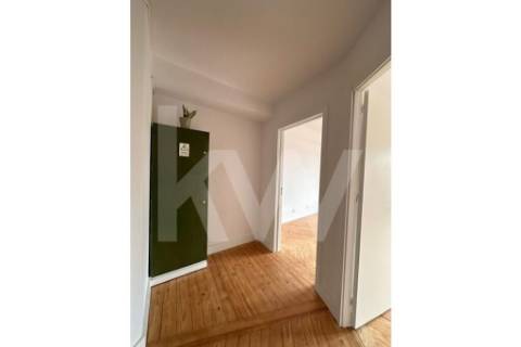 Apartamento T6, remodelado, com excelente vista panorâmica, sobre a rua Santa Catarina no Porto