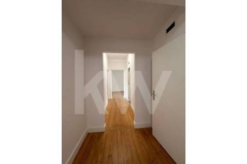 Apartamento T6, remodelado, com excelente vista panorâmica, sobre a rua Santa Catarina no Porto